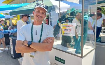 Mathieu Blanchard, l'ultra-trailer, ambassadeur Skoda en visite sur la route du tour de France à Gap, est devenu accro à la Grande-Boucle. LP/Olivier François