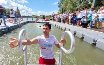 Neuilly-sur-Marne (Seine-Saint-Denis), samedi 13 juillet. Zartoshte Bakhtiari, le maire (DVD), a plongé dans la piscine naturelle aménagée dans la Marne pour un Big Jump. LP/N.R.