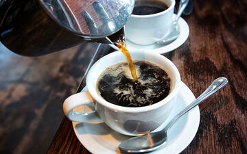 Un excès de caféine peut provoquer maux de tête, maux d'estomac ou nervosité et retarder l'endormissement. grandriver / Istock.com