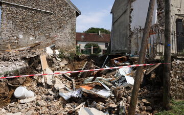 À Sablonnières, la moitié d'une maison s'est écroulée après les orages de jeudi soir. Deux autres menacent aussi de s'effondrer. LP/Olivier Lejeune