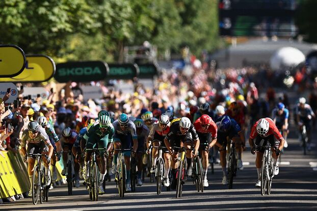 Philipsen, ici à gauche de la route, juste après avoir tassé Van Aert (derrière lui) pour prendre l'avantage.