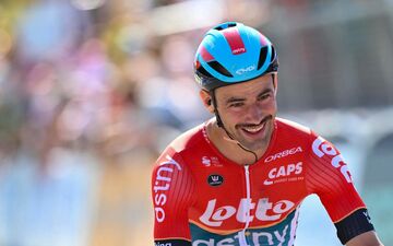 Victor Campenaerts tout sourire après sa victoire lors de la 18e étape. (Photo by Marco BERTORELLO / AFP)