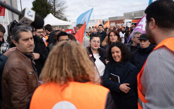 Avant les élections européennes, pas moins de trois têtes de liste ont fait le déplacement pour soutenir les salariés de l'usine MetEx à Amiens (Somme), dont la candidate LFI Manon Aubry (à droite), accompagnée par le député François Ruffin, ici le 25 mars. Hans Lucas via Reuters/Delphine Lefebvre.