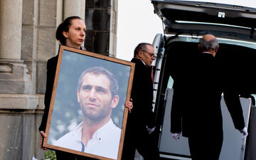 Federico Martin Aramburu, ici représenté en photo lors de ses funérailles à Biarritz, a été tué le 19 mars 2022 par deux militants d'extrême droite. AFP/Thibault Souny