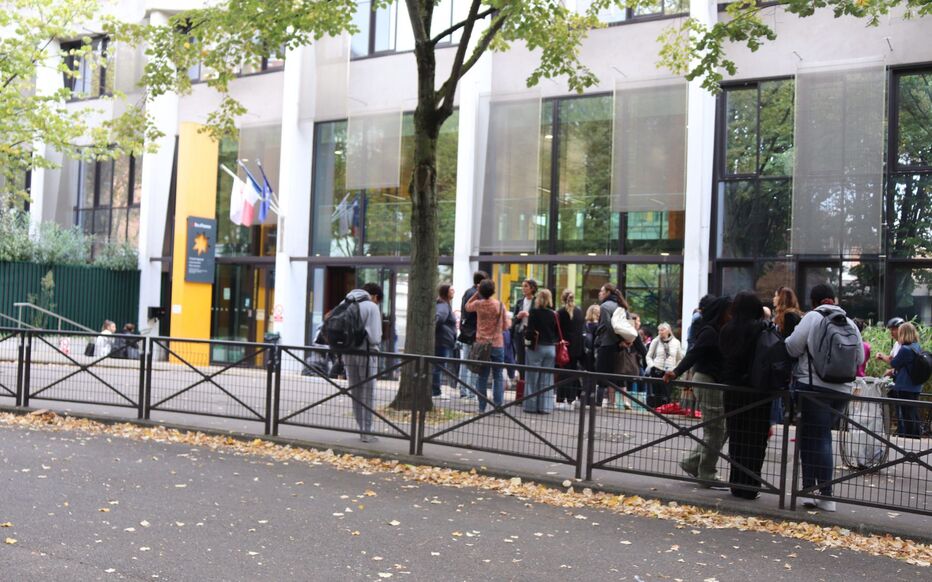 Lycée Elisa-Lemonnier à Paris (XIIe), ce jeudi. Aucun cours ne devrait avoir lieu dans la journée en raison de la présence de punaises de lit dans l'établissement, confirmée dans la matinée par une société de détection canine. LP/Marion Floch