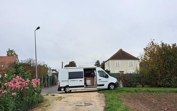 Milly-la-Forêt, le 26 octobre. Ce jeudi, la gendarmerie inspectait la maison où le bébé de 3 mois a vraisemblablement été touché par balle. La fillette est décédée à l'hôpital. LP/Thomas Diquattro