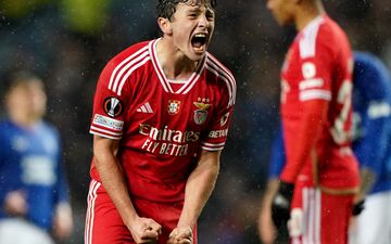 Joao Neves célèbre la victoire de Benfica face au Glasgow Rangers en 16e de finale la Ligue Europa, en mars. Icon Sport/Andrew Milligan