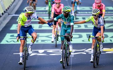 Après sa chute, Biniam Girmay a terminé l'étape entouré de ses coéquipiers.  Icon Sport/Belga/Tom Goyvaerts