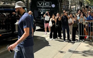 Lundi, la star des Los Angeles Lakers, Anthony Davis a quitté le Marriott Ambassador où il loge avec ses coéquipiers de la Team USA de basket, devant quelques dizaines de fans. LP/Paul Abran