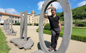 Thierry Courtadon, sculpteur auvergnat de réputation internationale, vient d’installer quelques-unes de ses œuvres XXL dans le parc du château de la Batisse, une demeure vieille de 700 ans, à Chanonat, à une quinzaine de minutes au sud de Clermont-Ferrand (Puy-de-Dôme). LP/Geneviève Colonna d'Istria