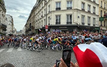 Paris, XVIIIe, ce samedi 3 août 2024. Au croisement des rues Lepic et des Abbesses, le public était venu en masse pour assister au passage des cyclistes de l'épreuve de course en ligne des JO. LP/Paul Abran