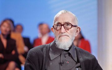 L'Abbé Pierre, mort en 2007, est accusé par près de 25 personnes de violences sexuelles. AFP/Georges BENDRIHEM