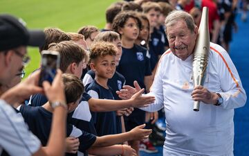 Guy Roux a porté la flamme olympique dans le stade de l'Abbé-Deschamps, théâtre de ses exploits avec l'AJ Auxerre. (Photo ARNAUD FINISTRE / AFP)