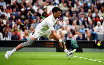 Les spectateurs ont célébré la qualification de l'Angleterre pour les demi-finales de l'Euro pendant le match de Djokovic. Icon Sport/Aaron Chown