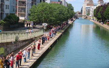 Pantin, le 23 juin 2024. Après la chaîne humaine qui s'est formée le long des canaux samedi dernier, une nouvelle mobilisation populaire est organisée ce jeudi entre Saint-Denis et Aubervilliers pour alerter sur la possible arrivée au pouvoir du Rassemblement national. LP/Anthony Lieures