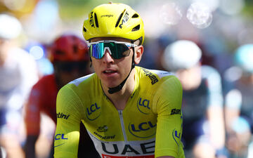 Tadej Pogacar reste en jaune avant le premier contre-la-montre du Tour de France. REUTERS/Molly Darlington