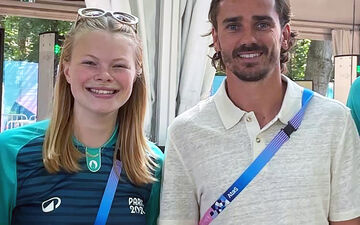 Versailles (Yvelines), lundi 29 juillet. Camille, volontaire, a pu rencontrer le footballeur Antoine Griezmann, venu assister aux épreuves du concours complet d'équitation des Jeux olympiques. DR.