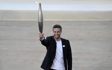 Athènes (Grèce), le 26 avril. La flamme olympique débarquera dans l'Hexagone ce mercredi 8 mai à Marseille (Bouches-du-Rhône), avant d'entamer son périple pour Paris. AFP/Angelos Tzortzinis