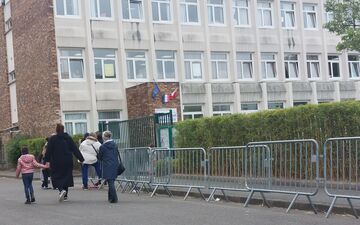 Neuilly-sur-Marne (Seine-Saint-Denis), ce lundi. Devant l'école André-Chenier, les parents interrogés n'avaient pas vu la vidéo du directeur expliquant pourquoi il se retirait de l'établissement temporairement. LP/E.M.