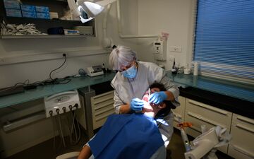 Poitiers (Vienne), le 14 décembre. Des chirurgiens-dentistes se relaient deux matinées par semaine à l'université afin de soulager les maux des futurs diplômés. LP/Fabien Paillot