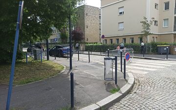 Dugny (Seine-Saint-Denis), ce jeudi 17 mai. C'est à l'angle des rues Henri-Barbusse et Charles-Guénard que Mehdi Boulenouane a été tué, à deux pas de deux écoles primaires. LP/Quentin Célet