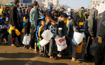 Des enfants palestiniens font la queue pour aller chercher de l'eau potable à Rafah. REUTERS/Saleh Salem