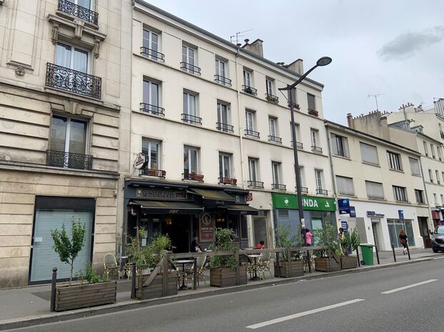 Rue d'Avron, Paris (XXe), ce lundi 8 juillet. Un habitué du Zinc 62 a été poignardé à mort, dimanche, par un homme qui lui aurait dérobé son téléphone.