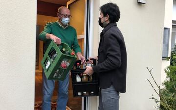 Carrières-sur-Seine (Yvelines), en 2021. La Tournée, imaginée par deux jeunes entrepreneurs yvelinois, utilise la formule de la livraison-récupération pour promouvoir le retour de la consigne du verre. LP/Elisabeth Gardet