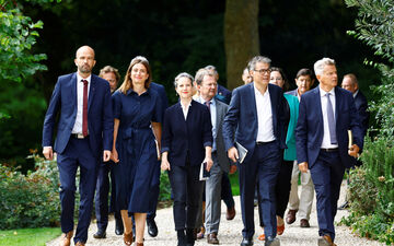 Après un été à réclamer en vain que le Nouveau Front populaire, arrivé en tête au deuxième tour des législatives, accède au pouvoir, la gauche a fait savoir qu'elle censurera le gouvernement de Michel Barnier. REUTERS/Abdul Saboor