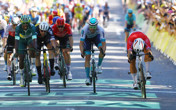 Dylan Groenewegen jette son vélo sur la ligne pour remporter la 6e étape. REUTERS/Molly Darlington