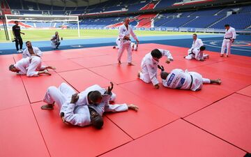 A un mois du début des Jeux, ce mercredi 26 juin, les sept athlètes du PSG judo qualifiés pour Paris 2024 ont défié des célébrités sur le dojo installé au Parc des Princes. PSG/Antoine Decottignies