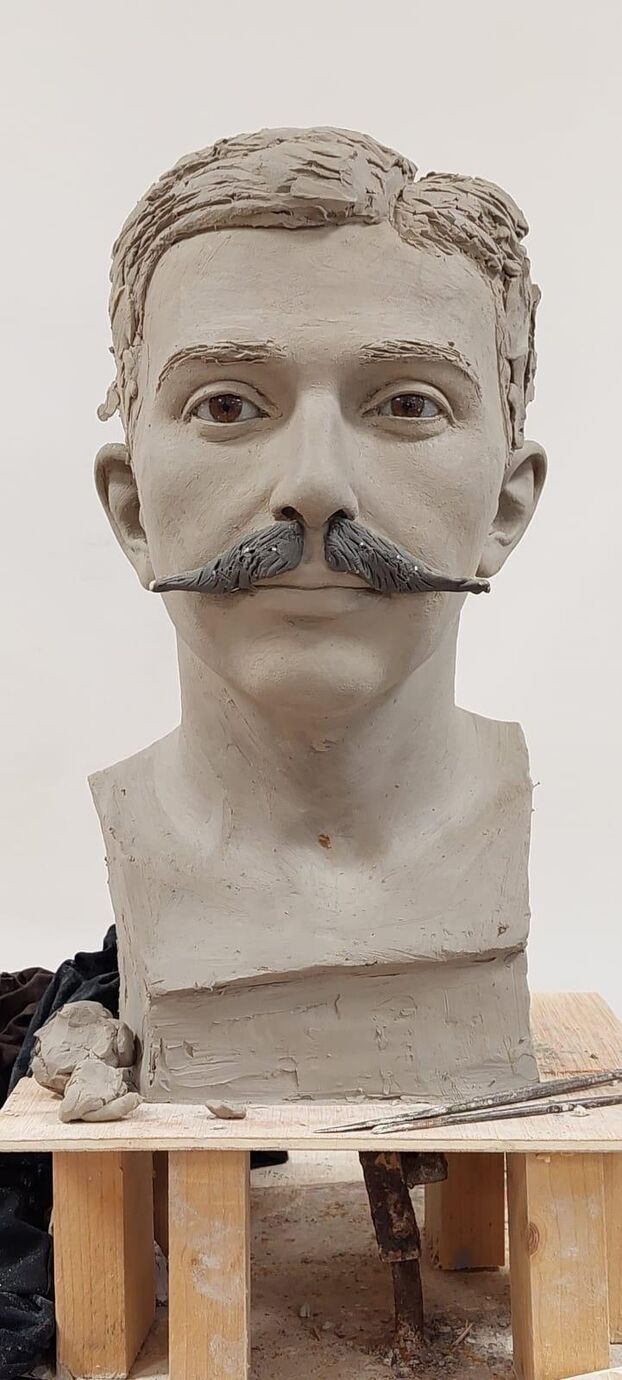 La statue, en cours de réalisation, du baron Pierre de Coubertin avant son entrée au Musée Grévin.