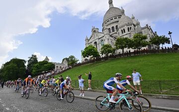 Paris (XVIIIe), le 1er août. Des cyclistes français devant la basilique du Sacré-Cœur lors de la reconnaissance de l’épreuve sur route aux Jeux Olympiques. Icon Sport/Belga/Dirk Waem