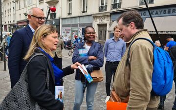 Paris (XVe), mardi 2 juillet. Édouard Philippe est venu apporter son soutien aux candidats de la majorité présidentielle, comme, ici, Olivia Grégoire dans la 12e circonscription. Plus tôt, il battait la campagne avec Astrid Panosyan-Bouvet dans la 4e. LP/C.B.