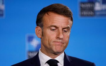 «On fait exactement ce que nous reprochions aux autres avant d’arriver au pouvoir en 2017», a déploré, selon des participants, Emmanuel Macron (ici à Washington jeudi), décrit comme très en colère. AFP/Ludovic Marin