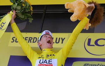 Tadej Pogacar est toujours en jaune après la 17e étape.  (Photo by Thomas SAMSON / AFP)