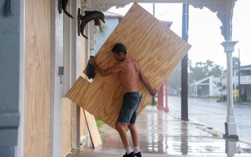 Les Américains se préparent à l'arrivée de Debby. Joe Raedle/Getty Images/AFP