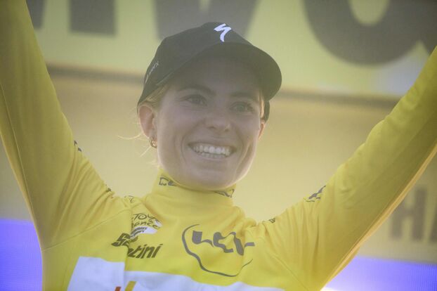 Demi Vollering porteuse du maillot jaune.