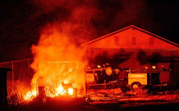En raison de la canicule, les incendies en Californie ont provoqué de nombreux dégâts comme ici à Mariposa. AFP/ JOSH EDELSON