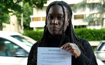 Naomi a trouvé un tract aux propos racistes sur son pare-brise début juin, en sortant de son travail à Chatou. LP/Inès de Rousiers