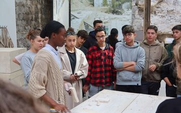 Saint-Maximin (Oise), vendredi 12 juillet. Difficile pour les adolescents français, hongrois et portugais de se comprendre et de se mélanger.