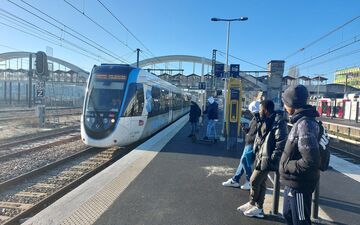 Lancé en décembre, le tram-train T 12 est censé circuler toutes les dix minutes en heure de pointe. (Archives) LP/Cécile Chevallier