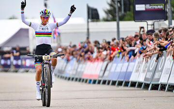 Pauline Ferrand-Prevot, maillot arc-en-ciel de championne du monde sur les épaules, s'est facilement imposée ce dimanche, lors d'une étape de Coupe du monde de VTT sur format olympique. Icon Sport/CTK Photo/Lubos Pavlicek