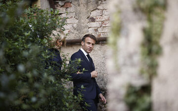 Emmanuel Macron s'est exprimé depuis Chartres en marge d’une visite avec son épouse et Stéphane Bern, dans le cadre des Journées européennes du patrimoine. REUTERS/Yoav Valat