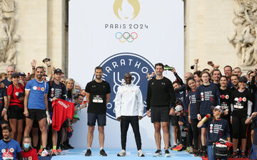 1000 dossards pour le Marathon pour tous avaient été distribués en octobre 2021, à l'occasion d'un challenge contre le recordman du monde Eliud Kipchoge (au centre) sur 5 km. IconSport/Gao Jing/Xinhua/ABACAPRESS