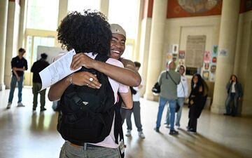 Des élèves sautent de joie en découvrant leurs résultats du bac au lycée Claude Bernard à Paris. AFP