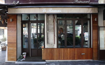 Des roses blanches et une bougie ont été déposées par des passants, ce jeudi matin, à l'endroit même où une voiture a fini sa course, mercredi soir, fauchant plusieurs clients installés à la terrasse du Ramus, à Paris (XXe). LP/Arnaud Journois