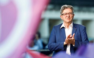 Jean-Luc Mélenchon a loué le parcours de l'ancienne députée communiste, une « femme racisée et féministe antiraciste ». AFP/Sameer Al-Doumy