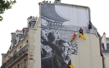 Rue d'Auteuil (Paris, XVIe), ce mardi 11 juin. Le photographe Raymond Depardon s'expose dans un parcours de seize images monumentales, jusqu’à 1 000 m2 de surface. LP/Delphine Goldsztejn