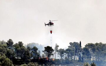 L'incendie à Sigean (Aude), le 3 juillet, a mobilisé pompiers et hélicoptères bombardiers d'eau pour lutter contre les flammes. PhotoPQR/L'Indépendant/Christophe Barreau